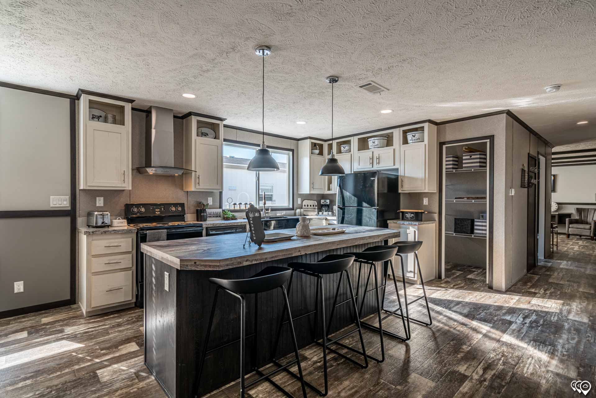 palm harbor home with a kitchen nook table